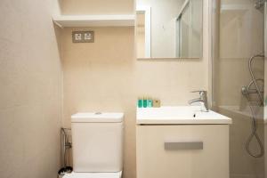 a bathroom with a white toilet and a sink at Ideal flat in the Retiro area - C5 in Madrid