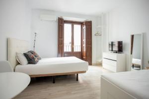 a white room with a couch and a microwave at Ideal flat in the Retiro area - C5 in Madrid