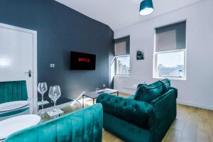 ein Wohnzimmer mit einem Sofa und einem Tisch in der Unterkunft Stylish Apartment located in the City Centre of Liverpool - Sleeps 5 in Liverpool