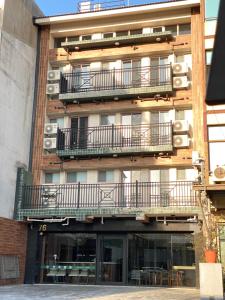 安平的住宿－安平商旅Choona Hotel Anping，旁边带阳台的建筑