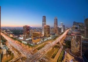 uma vista de uma cidade à noite com tráfego em China World Hotel, Beijing em Pequim