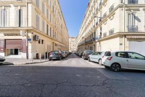 una calle con coches estacionados al costado de la carretera en Nouvel Appartement de Caractère et Climatisé à la Joliette en Marsella