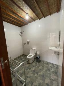 La salle de bains est pourvue de toilettes et d'un lavabo. dans l'établissement Kintamani Blessing, à Kubupenlokan