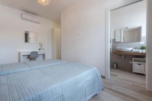 1 dormitorio con 1 cama y baño con lavamanos en BO 40 SELF CHECK-IN - Appartamento Fiera-Tecnopolo en Bolonia