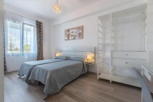1 dormitorio con cama, escritorio y ventana en BO 40 SELF CHECK-IN - Appartamento Fiera-Tecnopolo en Bolonia