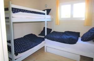 a bedroom with two bunk beds and a window at GASMED29 - Golfe de St-Tropez - Chalet californien dans domaine privé in Gassin
