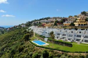 - une vue aérienne sur un complexe d'appartements situé sur une colline dans l'établissement Modern Marbella Villa, Pool, Ocean & Mountain View, à La Mairena