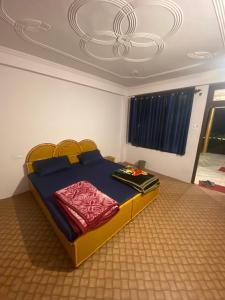 sypialnia z łóżkiem w pokoju w obiekcie Freedom Cafe w mieście Kalgha