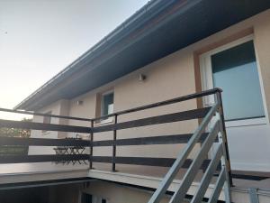 einen Balkon eines Hauses mit Metallgeländer in der Unterkunft Apartman Ždralović in Lipik