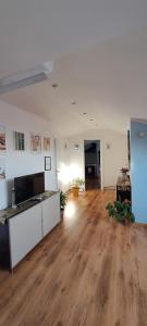een lege kamer met een keuken en een woonkamer bij La Mia Mansardina in Collegno