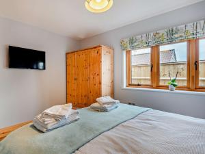 1 dormitorio con 1 cama, TV y ventana en 2 Bed in Cheddar 91358, en Loxton