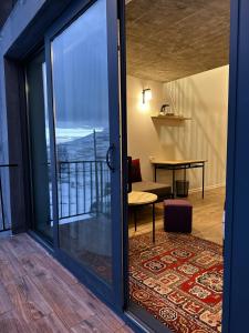 - Vistas desde la puerta de una habitación con balcón en HERBS & HONEY boutique hotel & restaurant, 