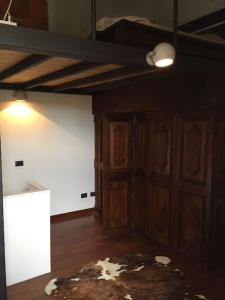 Zimmer mit Holzdecke und einem Zimmer mit Tür in der Unterkunft Casa Gastone in Rimini