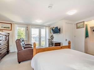 1 dormitorio con 1 cama, 1 silla y 1 ventana en 1 Bed in Inveraray 91310 en Crarae