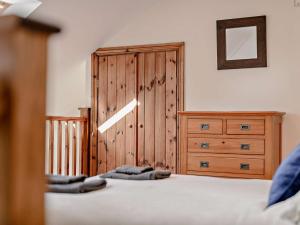 a bedroom with a dresser and a bed with two towels at 1 Bed in Mattersey 91308 in Mattersey