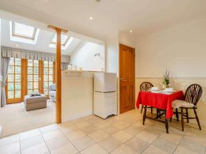 una cucina e una sala da pranzo con tavolo e frigorifero di 1 Bed in Osmotherley 91336 a Osmotherley