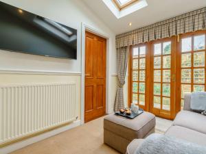 un soggiorno con divano e TV a parete di 1 Bed in Osmotherley 91336 a Osmotherley
