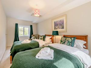 1 dormitorio con 2 camas con sábanas verdes y blancas en 2 Bed in Richmond 91350, en Easby