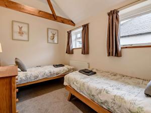 1 dormitorio con 2 camas y ventana en 3 Bed in Mattersey 91307 en Mattersey