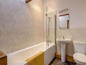 a bathroom with a sink and a toilet and a shower at 3 Bed in Mattersey 91307 in Mattersey +15 photos