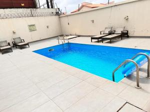 Tribeca pod (3 bedroom with swimming pool) V.i Lagos في لاغوس: مسبح فوق مبنى