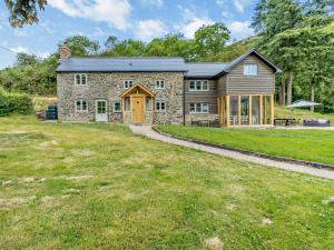 a large stone house with a large yard at 4 Bed in Old Churchstoke 91498 in Church Stoke