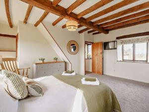 Un dormitorio con una gran cama blanca y una ventana. en 3 Bed in Caldwell 91578, en Caldwell