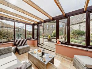 una imagen de un salón acristalado con ventanas de cristal en 3 Bed in Caldwell 91578, en Caldwell