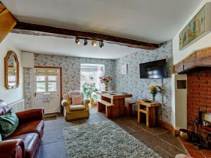 a living room with a couch and a table at 2 Bed in Bridgnorth 91551 in Bridgnorth