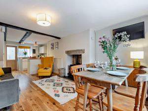 comedor y sala de estar con mesa y sillas en 2 Bed in Hay-on-Wye 91484 en Hay-on-Wye