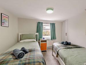 1 dormitorio con 2 camas y ventana en 2 Bed in Hay-on-Wye 91484 en Hay-on-Wye