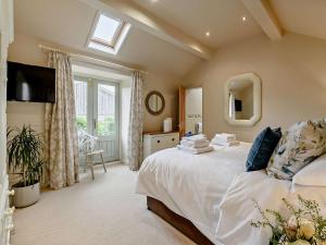 a bedroom with a large bed and a window at 2 Bed in Brandsby 91540 in Brandsby