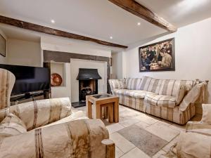 uma sala de estar com dois sofás e uma lareira em 5 Bed in Keswick 91503 em Embleton