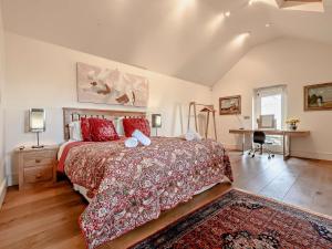 um quarto com uma cama grande e uma secretária em 5 Bed in Keswick 91503 em Embleton