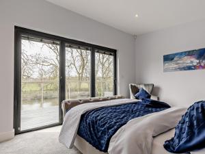 sypialnia z łóżkiem i dużym oknem w obiekcie 4 bed property in Worcester 91592 w mieście Worcester