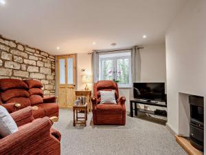 een woonkamer met een bank, een stoel en een televisie bij 2 Bed in Gloucester 91603 in Matson