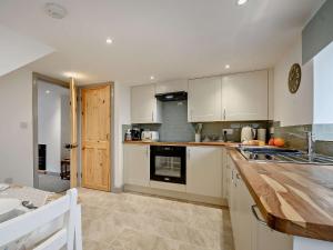 een keuken met witte kasten en een aanrecht bij 2 Bed in Gloucester 91603 in Matson