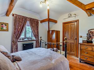 sypialnia z łóżkiem, komodą i oknem w obiekcie 1 Bed in Barrow-in-Furness 91590 w mieście Barrow in Furness