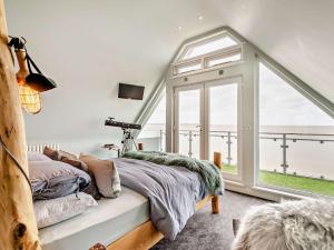 Giường trong phòng chung tại 3 Bed in Whitstable 91641