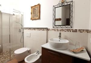 韋爾切利的住宿－COZY PLACE 10，一间带水槽、卫生间和镜子的浴室