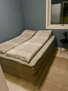 Appartment close to the city, ocean and mountains -Tromsø tesisinde bir odada yatak veya yataklar