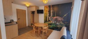 una cocina con mesa y una pintura de un leopardo en Daglezja en Przyborów