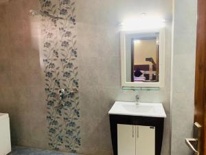 bagno con lavandino e specchio di HOTEL ANAND a Jhansi