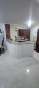 - une cuisine avec un comptoir au milieu d'une pièce dans l'établissement شاليه في قرية هيلو بيتش في الكيلو ٥٠, à Borg El Arab