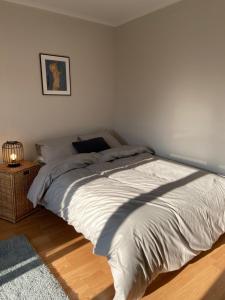 a bedroom with a large bed in a room at Joli Studio Lumineux in Suresnes