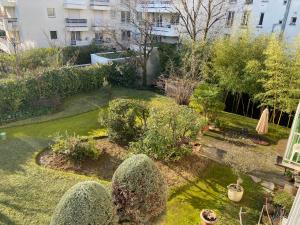 an aerial view of a garden with bushes and trees at Joli Studio Lumineux in Suresnes