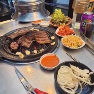 uma mesa coberta com pratos de comida e tigelas de comida em Newly renovated hidden gem em Seul