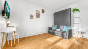 un soggiorno con divano e tavolo di COLOC HAPPY PLACE - Belle colocation de 3 chambres - Wifi gratuit ad Annemasse