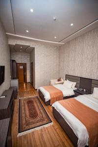 Habitación de hotel con 2 camas y TV en VATAN DUSHANBE HOTEL en Dushanbe