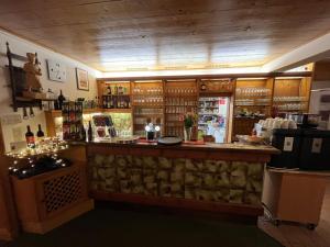eine Bar in einem Restaurant mit viel Alkohol in der Unterkunft Pension Alpina in Obsteig